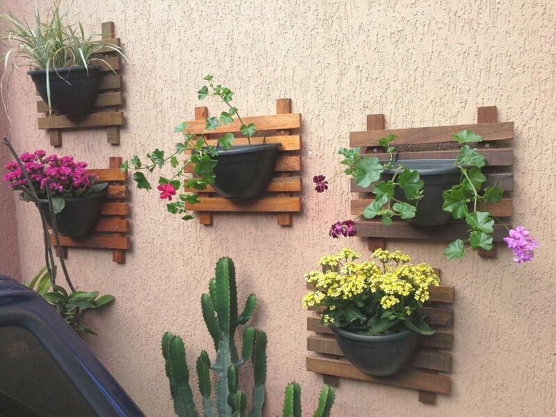 Give a little touch at the empty wall by hang the pot.