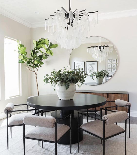 beautiful dining room by using the mirror