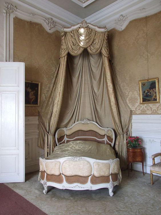 Gorgeous Classic Canopy Bed